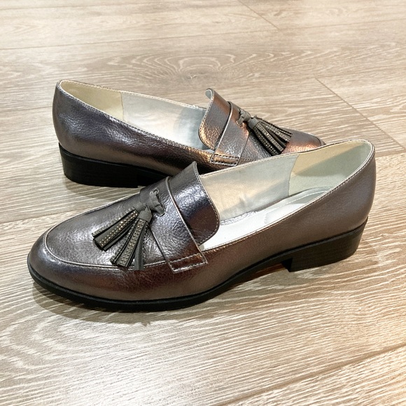 Kenneth Cole Silver Metallic Tassel Almond Toe Heeled Loafers - Picture 2 of 11